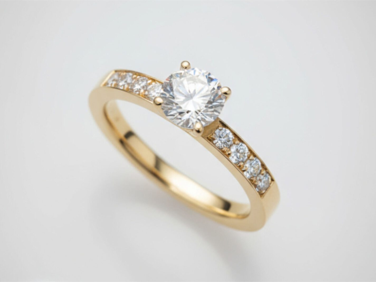 Klassischer Verlobungsring in Gelbgold mit Krappenfassung und Brillanten, Köln